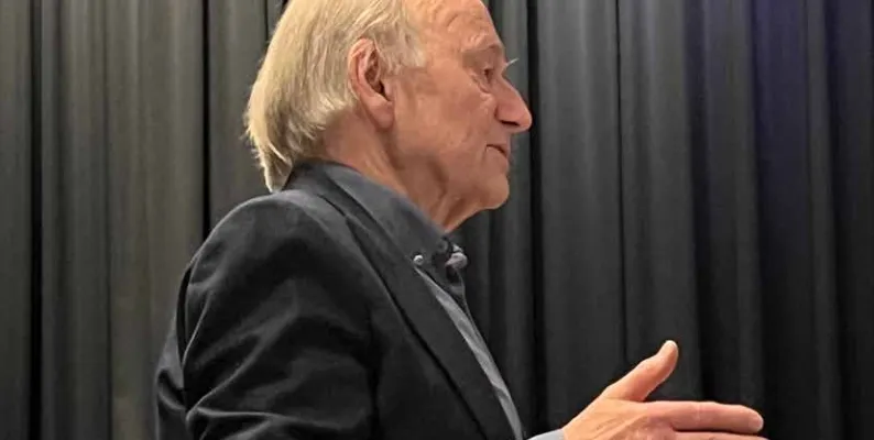 Close up van Maarten Zweers tijdens een vorige lezing